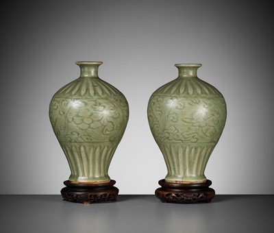Lot 402 - A PAIR OF LONGQUAN CELADON VASES, MEIPING, MING DYNASTY