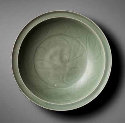 Lot 399 - A CARVED LONGQUAN CELADON ‘LOTUS’ CHARGER, MING DYNASTY