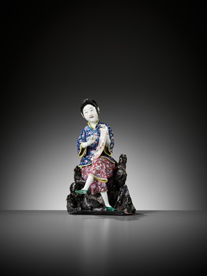 Lot 566 - A RARE FAMILLE ROSE FIGURE OF A PAINTER, 19TH CENTURY