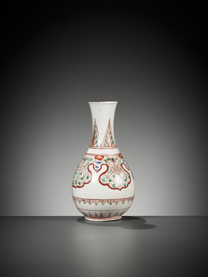 Lot 407 - A GILT-DECORATED AND PEAR-SHAPED ‘RUYI’ VASE, YUHUCHUNPING, LATE MING DYNASTY