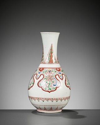 Lot 407 - A GILT-DECORATED AND PEAR-SHAPED ‘RUYI’ VASE, YUHUCHUNPING, LATE MING DYNASTY