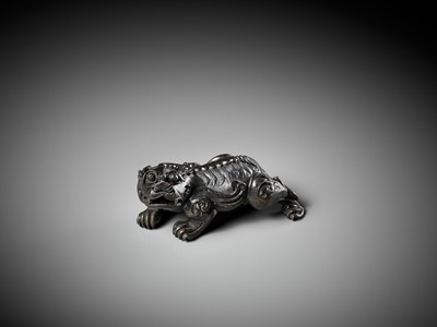 Lot 503 - A BRONZE ‘BIXIE’ WEIGHT, EARLY QING DYNASTY