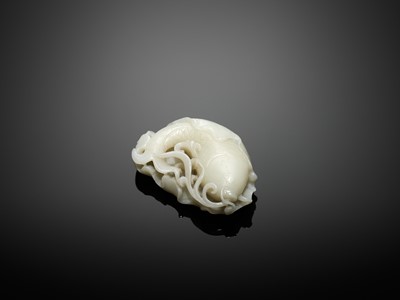 Lot 344 - A WHITE JADE ‘CARP IN LOTUS’ PENDANT, QING DYNASTY