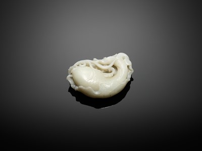 Lot 344 - A WHITE JADE ‘CARP IN LOTUS’ PENDANT, QING DYNASTY