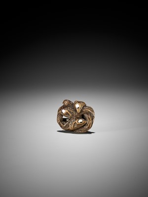 Lot 28 - HIDARI ISSAN: A FINE WOOD NETSUKE OF A PILE OF DESSICATED FISHES