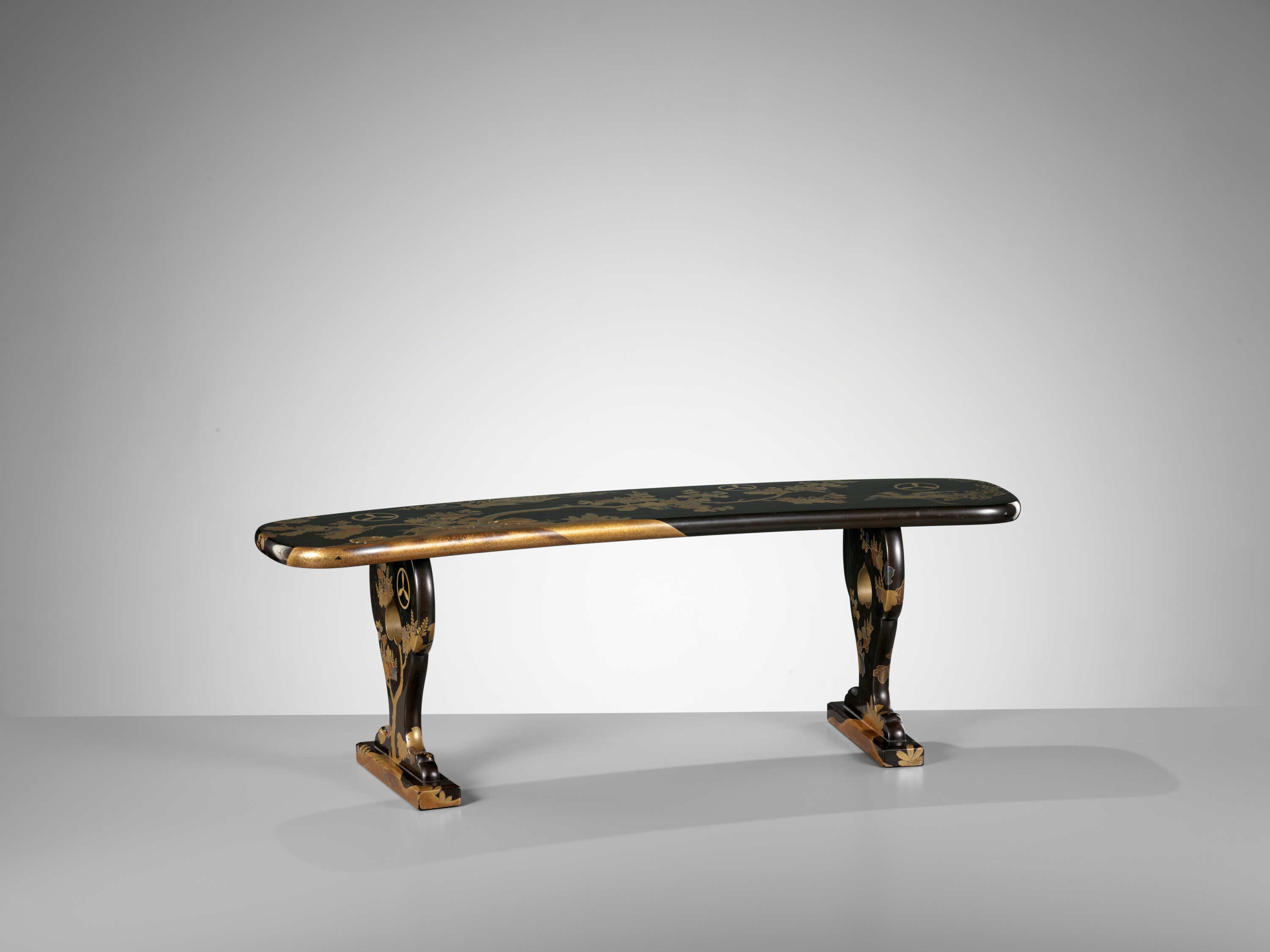 Lot 1041 - A RARE LACQUER KYOSOKU (ARMREST)