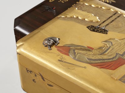 Lot 7 - AN INLAID LACQUER BOX AND COVER WITH THE THIRD PRINCESS (ONNO SAN NO MIYA) AND HER CAT FROM THE TALE OF GENJI