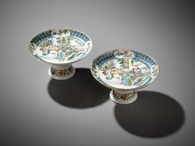 Lot 427 - A PAIR OF FAMILLE VERTE TAZZAS, QING DYNASTY