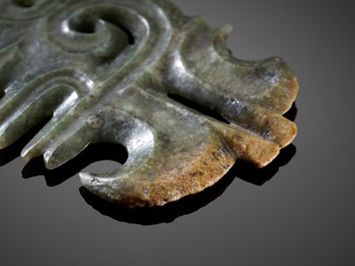 Lot 23 - A RARE GREEN JADE TOOTHED ANIMAL MASK ORNAMENT, LATE HONGSHAN CULTURE
