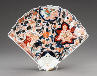 Lot 1206 - AN IMARI PORCELAIN ‘FAN’ TRAY WITH OKAME, 19th CENTURY