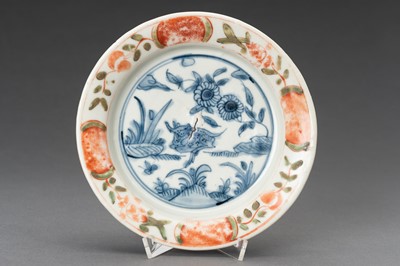 Lot 553 - A BLUE AND WHITE ‘DEER AND CHRYSANTHEMUM’ PORCELAIN DISH, MING