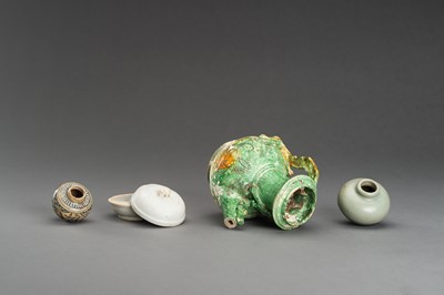 Lot 765 - A MIXED LOT WITH FOUR CERAMIC VESSELS