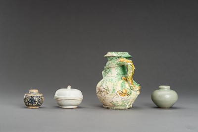 Lot 765 - A MIXED LOT WITH FOUR CERAMIC VESSELS