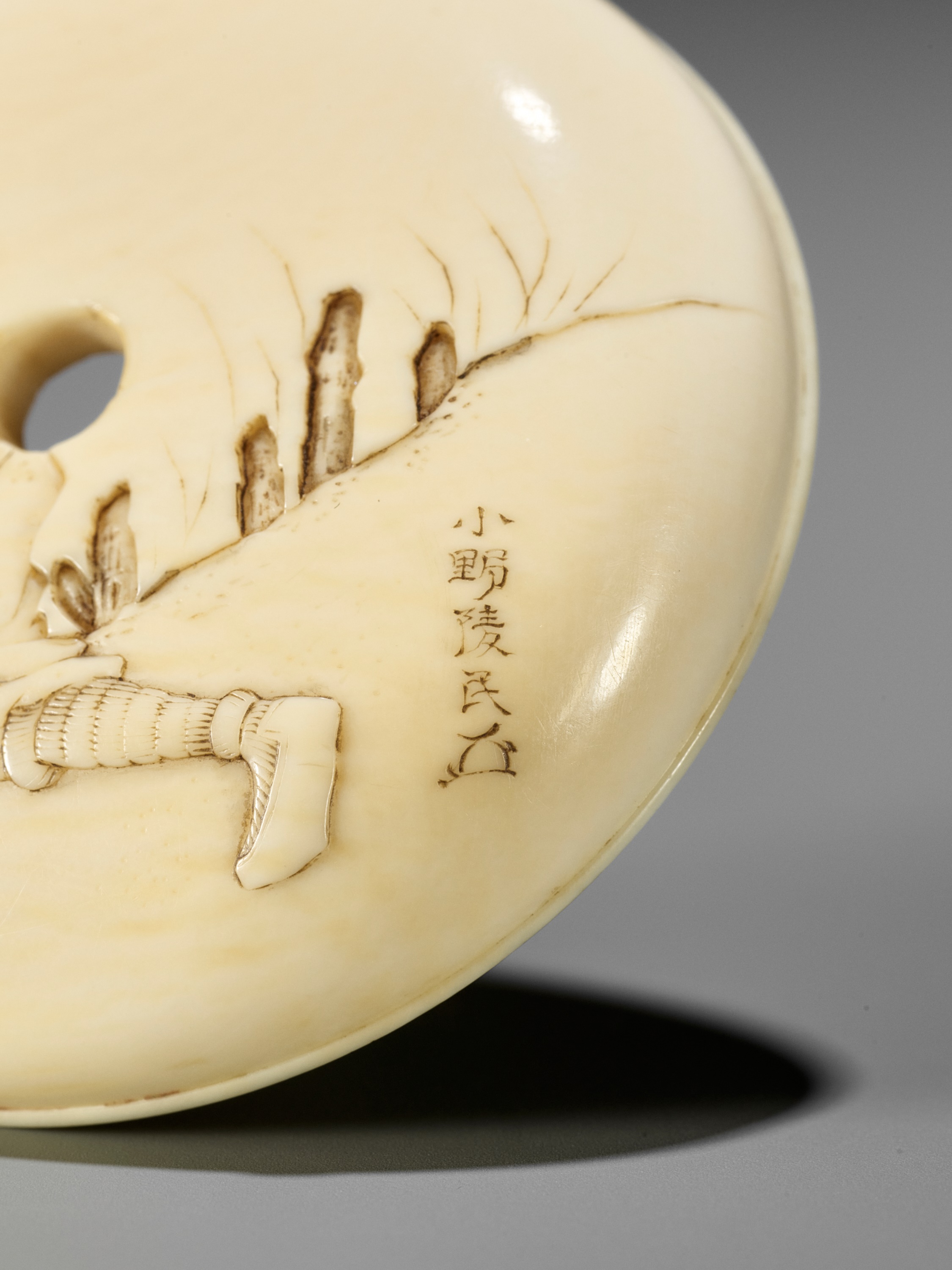 Lot 131 - ONO RYOMIN: AN AMUSING IVORY MANJU NETSUKE