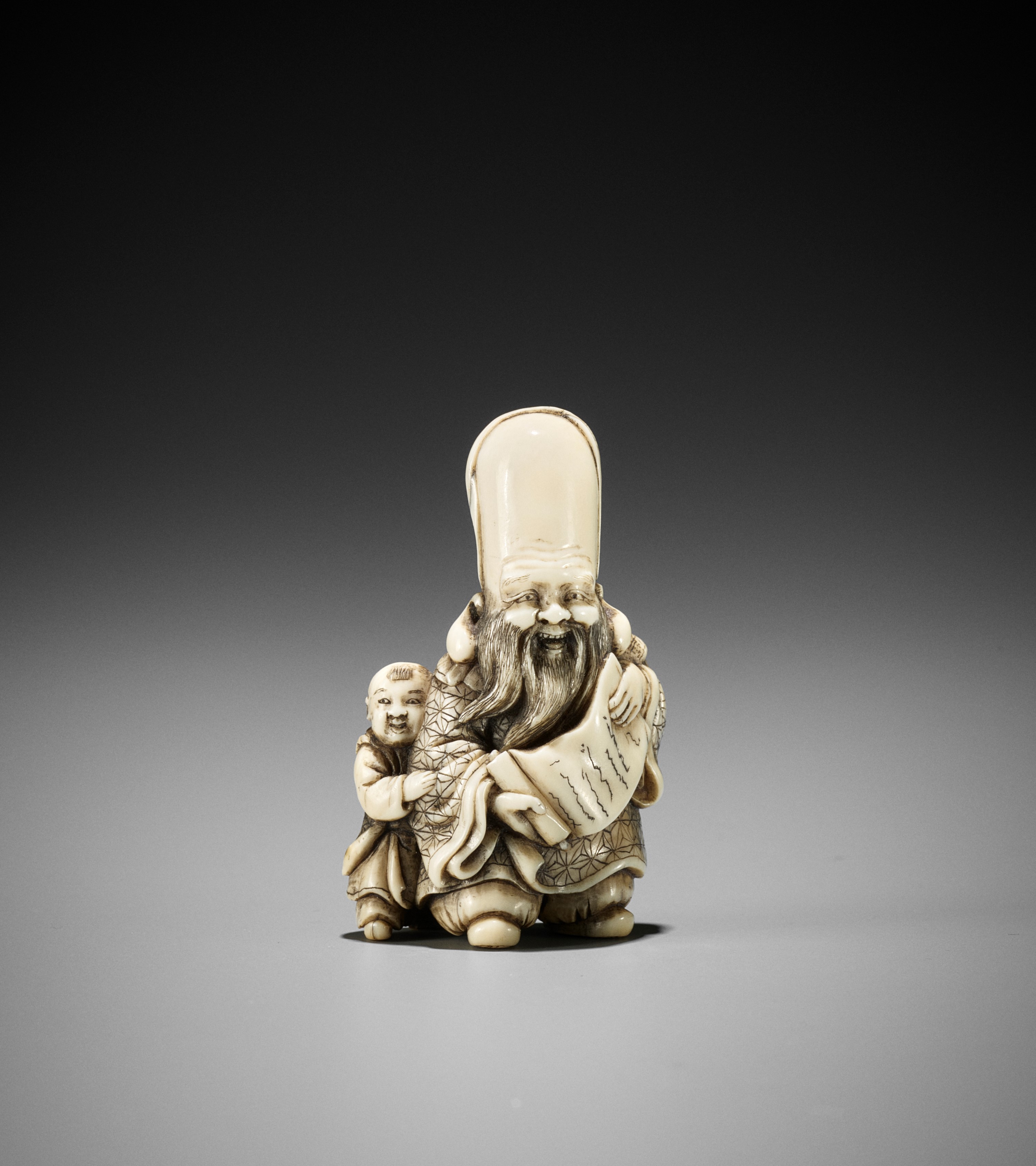 置根付 福禄寿 Fukurokuju 七福神 極細工 在銘 雅俊 Netsuke Lot 236 - AN IVORY NETSUKE OF FUKUROKUJU AND KARAKO