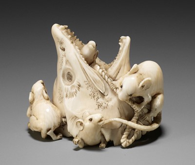 Lot 1526 - AN IVORY OKIMONO NETSUKE OF A DRIED SALMON HEAD WITH NUMEROUS RATS