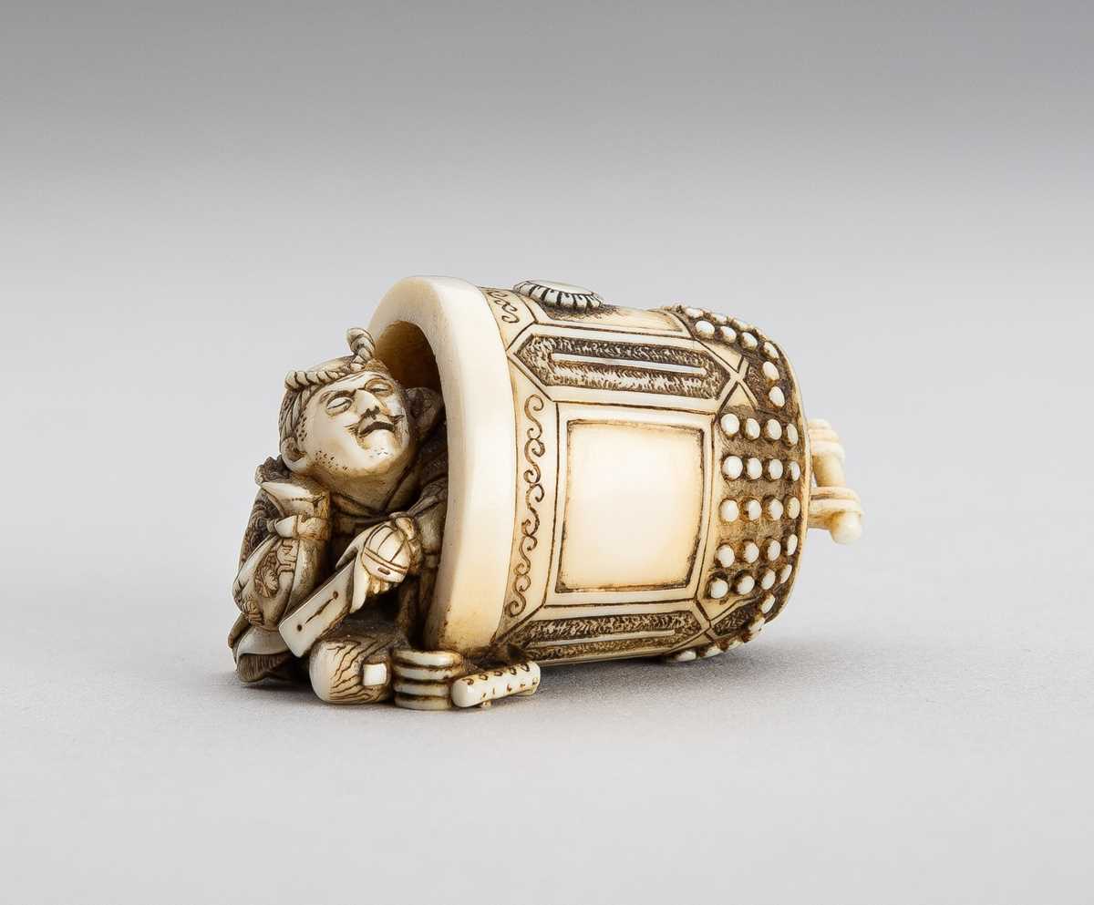 Lot 1496 - AN IVORY NETSUKE OF BENKEI AND THE BELL OF MIIDERA