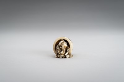 Lot 1496 - AN IVORY NETSUKE OF BENKEI AND THE BELL OF MIIDERA