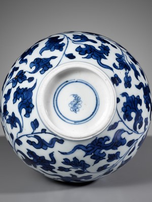 Lot 108 - A BLUE AND WHITE DOUBLE GOURD VASE, KANGXI PERIOD