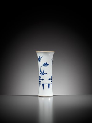 Lot 71 - A BLUE AND WHITE BEAKER VASE, GU, TRANSITIONAL PERIOD