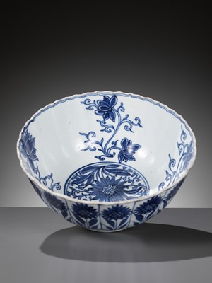 Lot 85 - A BLUE AND WHITE ‘ASTER’ BOWL, KANGXI PERIOD