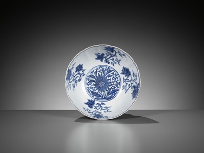 Lot 85 - A BLUE AND WHITE ‘ASTER’ BOWL, KANGXI PERIOD