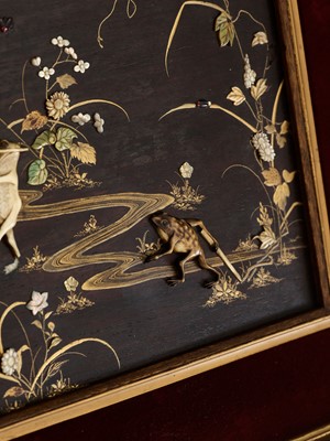 Lot 31 - A SHIBAYAMA INLAID AND LACQUERED WOOD PANEL DEPICTING ANTHROPOMORPHIC FROGS