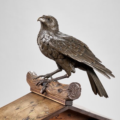 Lot 86 - AN UNUSUAL BRONZE AND WOOD GROUP DEPICTING A HAWK ON A BIRDHOUSE