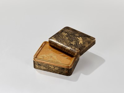 Lot 10 - A FINE LACQUER BOX AND COVER DEPICTING INSECTS WITH INTERIOR TRAY