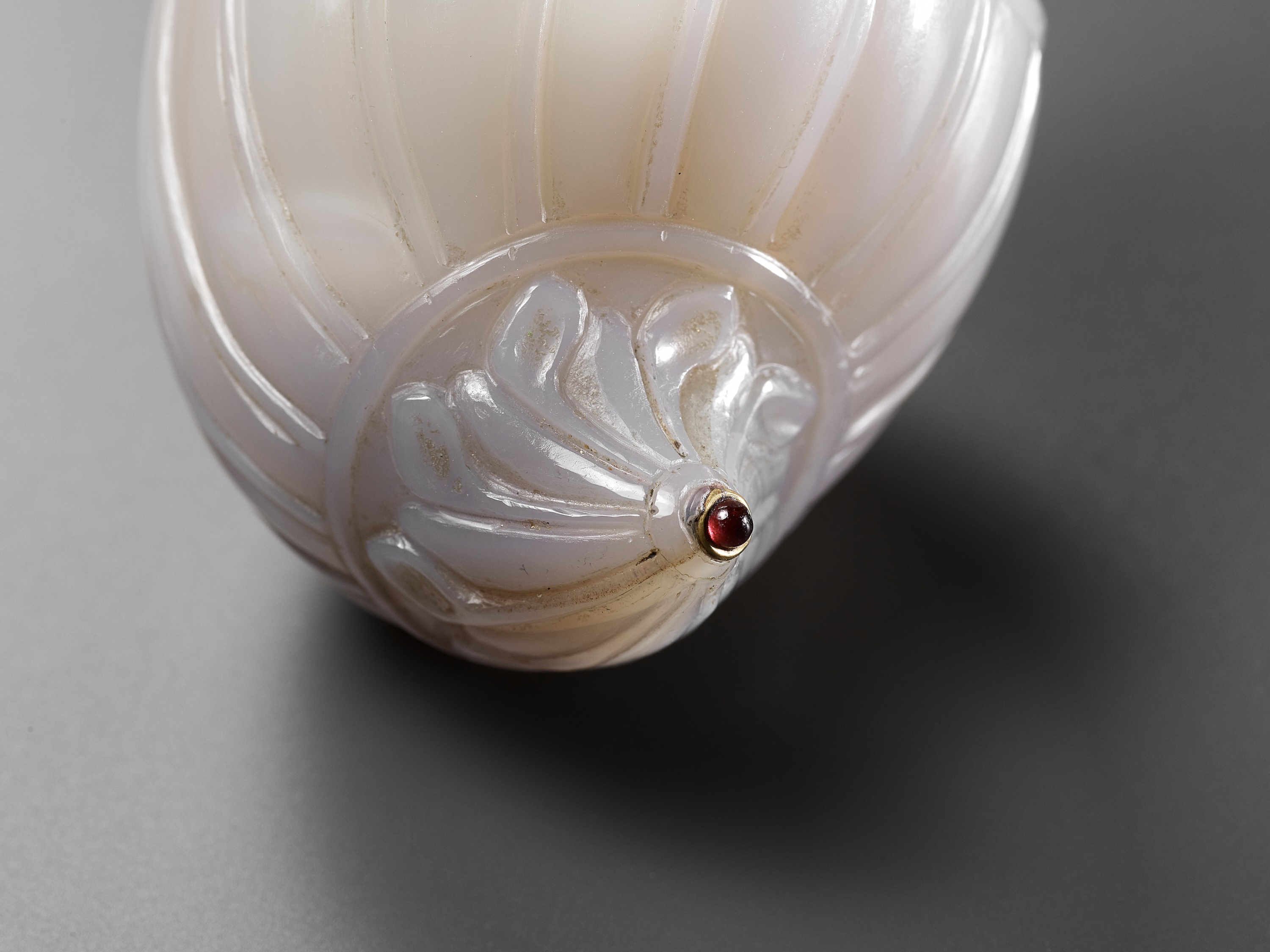 Lot 711 - A MUGHAL CARVED AND INLAID JADE FLASK