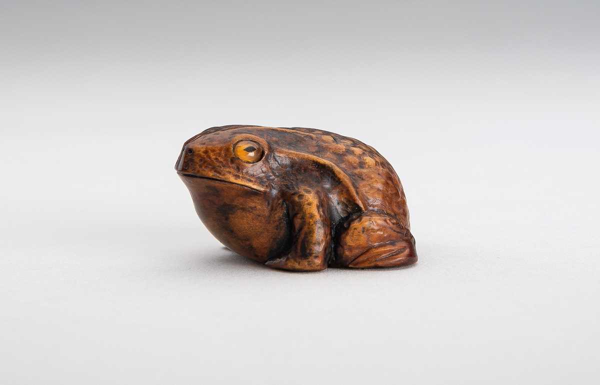 Lot 1467 - A BOXWOOD NETSUKE OF A FROG