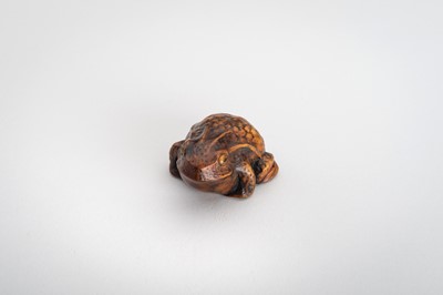 Lot 1467 - A BOXWOOD NETSUKE OF A FROG