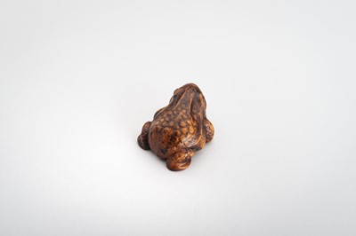 Lot 1467 - A BOXWOOD NETSUKE OF A FROG