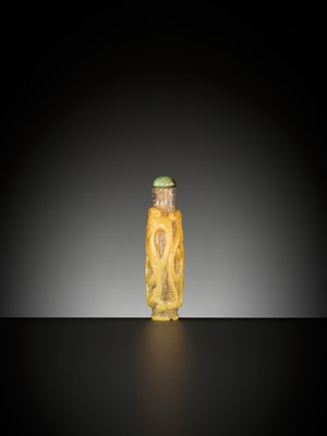 Lot 231 - A YELLOW OVERLAY SNOWFLAKE GLASS ‘CHILONG’ SNUFF BOTTLE, QING DYNASTY