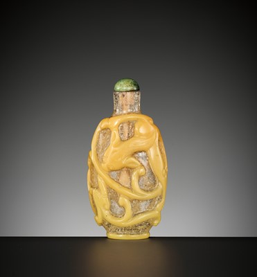 Lot 231 - A YELLOW OVERLAY SNOWFLAKE GLASS ‘CHILONG’ SNUFF BOTTLE, QING DYNASTY