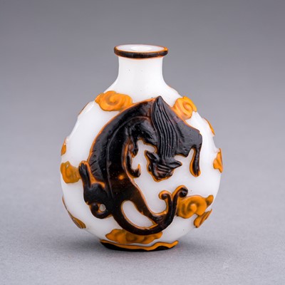 A TWO-COLOR OVERLAY ‘QILONG’ SNUFF BOTTLE