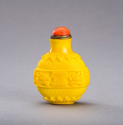 Lot 461 - AN ARCHAISTIC YELLOW GLASS SNUFF BOTTLE, c. 1920s