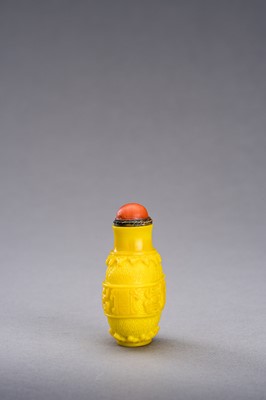 Lot 461 - AN ARCHAISTIC YELLOW GLASS SNUFF BOTTLE, c. 1920s