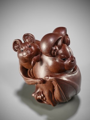 Lot 164 - KENJI: A FINE CONTEMPORARY WOOD NETSUKE OF A BAT WITH YOUNG
