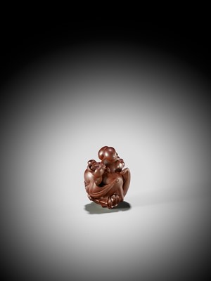 Lot 164 - KENJI: A FINE CONTEMPORARY WOOD NETSUKE OF A BAT WITH YOUNG
