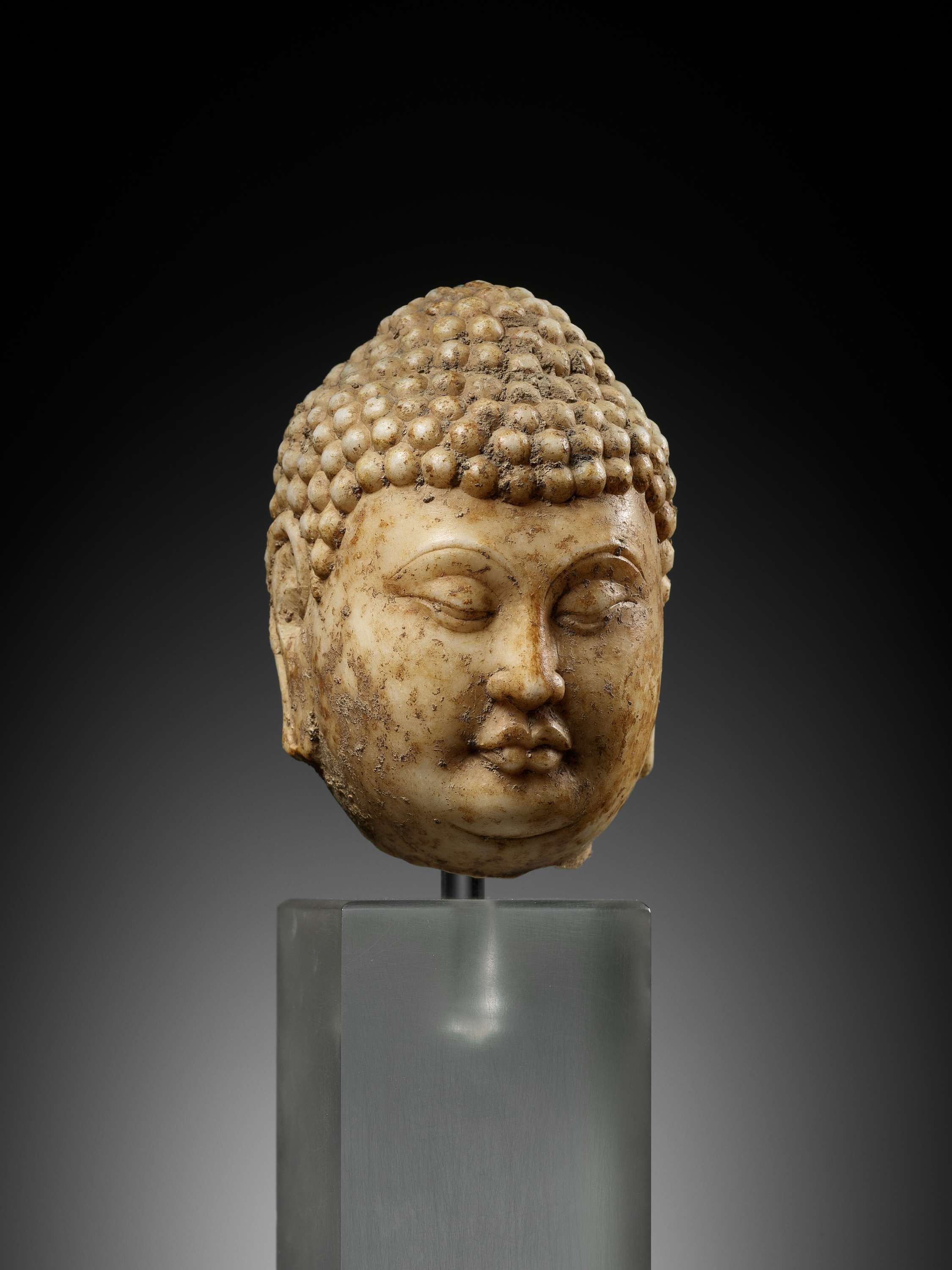 Lot 8 - A MARBLE HEAD OF BUDDHA, TANG DYNASTY