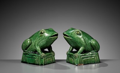 Lot 414 - A RARE PAIR OF GREEN GLAZED POTTERY FROGS, KANGXI PERIOD