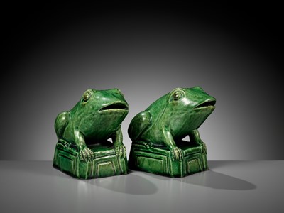 Lot 414 - A RARE PAIR OF GREEN GLAZED POTTERY FROGS, KANGXI PERIOD