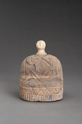 Lot 1604 - A BACTRIAN LAPIS LAZULI SEATED FEMALE FIGURE