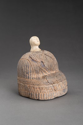 Lot 1604 - A BACTRIAN LAPIS LAZULI SEATED FEMALE FIGURE