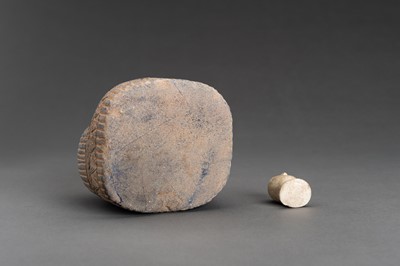 Lot 1604 - A BACTRIAN LAPIS LAZULI SEATED FEMALE FIGURE