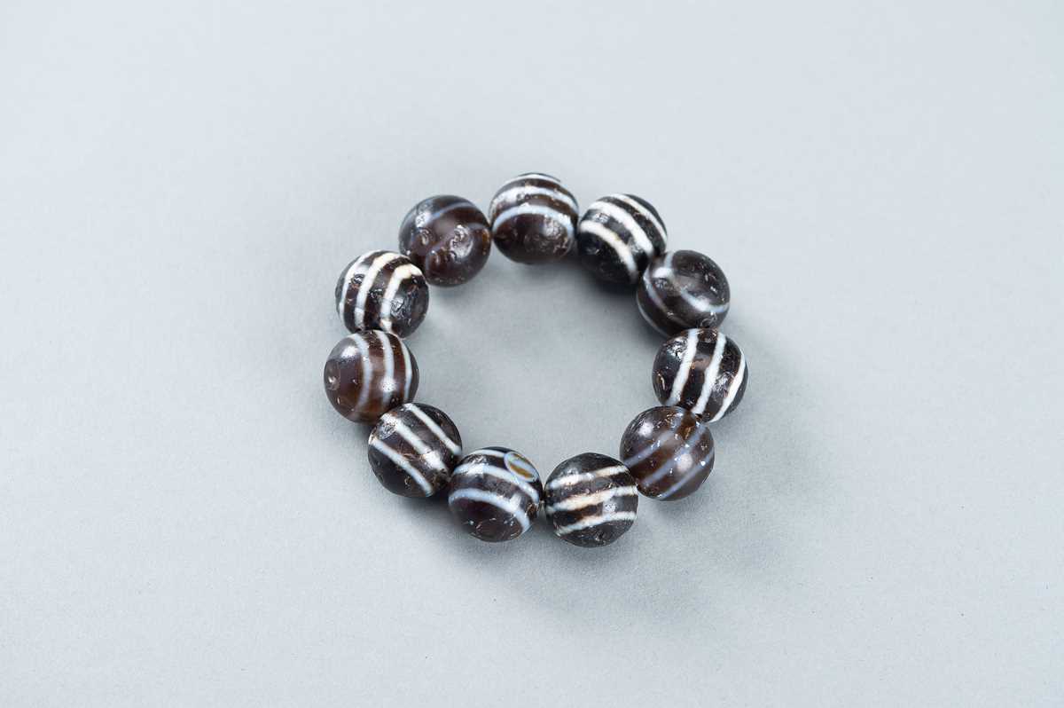 Lot 877 - AN ANCIENT BURMESE GHOST EYE AGATE BRACELET