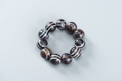 Lot 877 - AN ANCIENT BURMESE GHOST EYE AGATE BRACELET