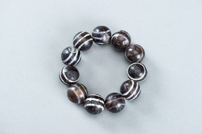 Lot 877 - AN ANCIENT BURMESE GHOST EYE AGATE BRACELET