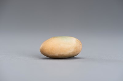 Lot 899 - A MOONSHINE STONE ‘EGG’ GLOWING IN THE DARK